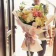 Flori la birou în Galați: cum organizezi o livrare surpriză perfectă și discretă